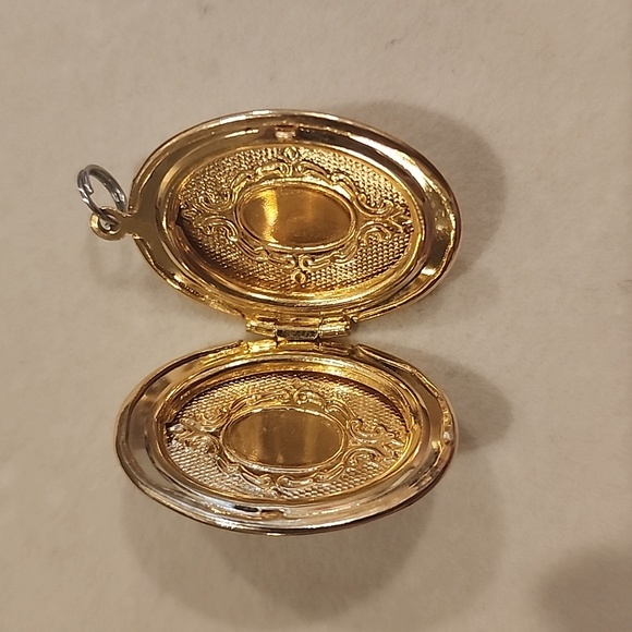 Gold Locket - Picture 2 of 3